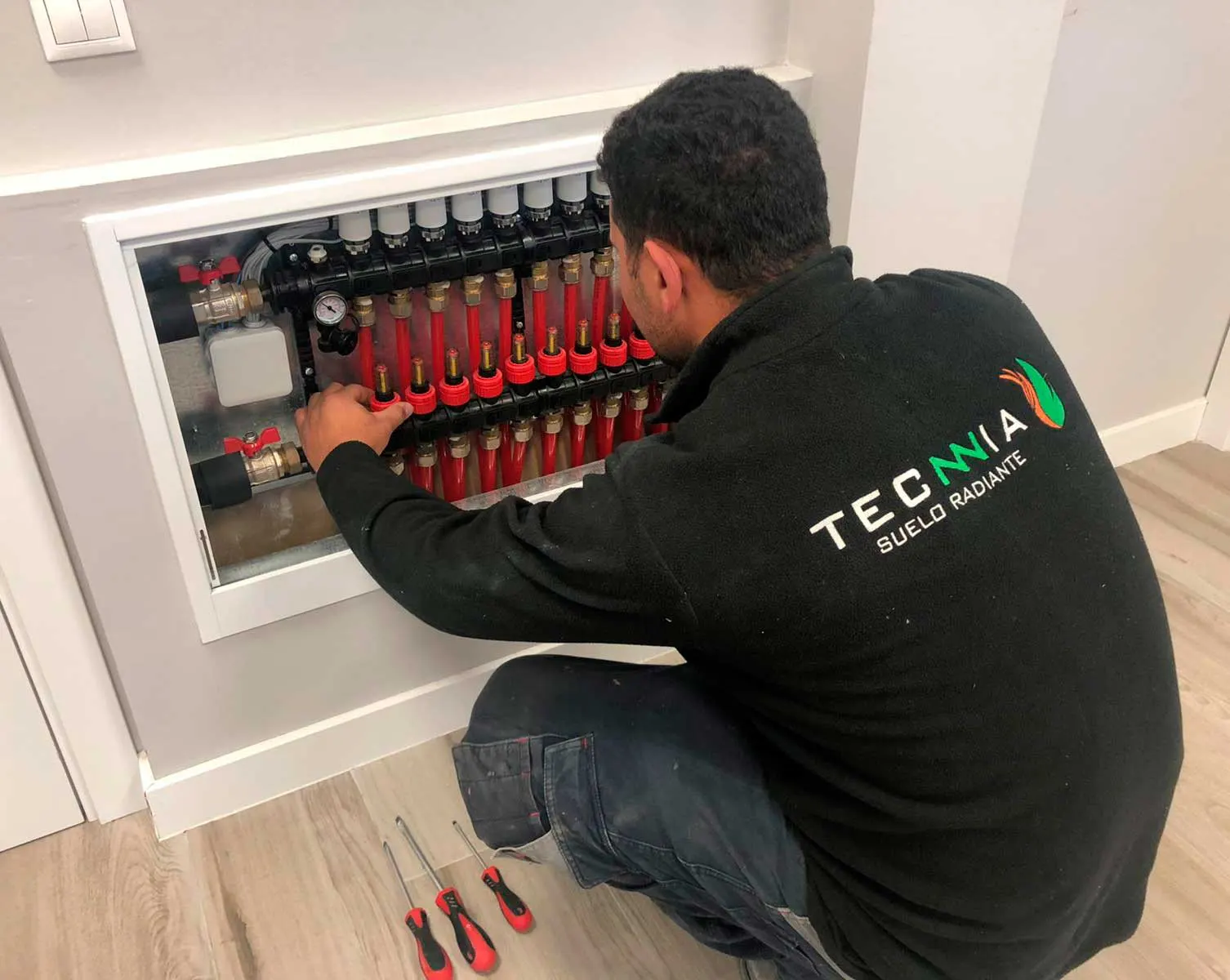 Limpieza y sustitución de colector de suelo radiante · Tecnnia