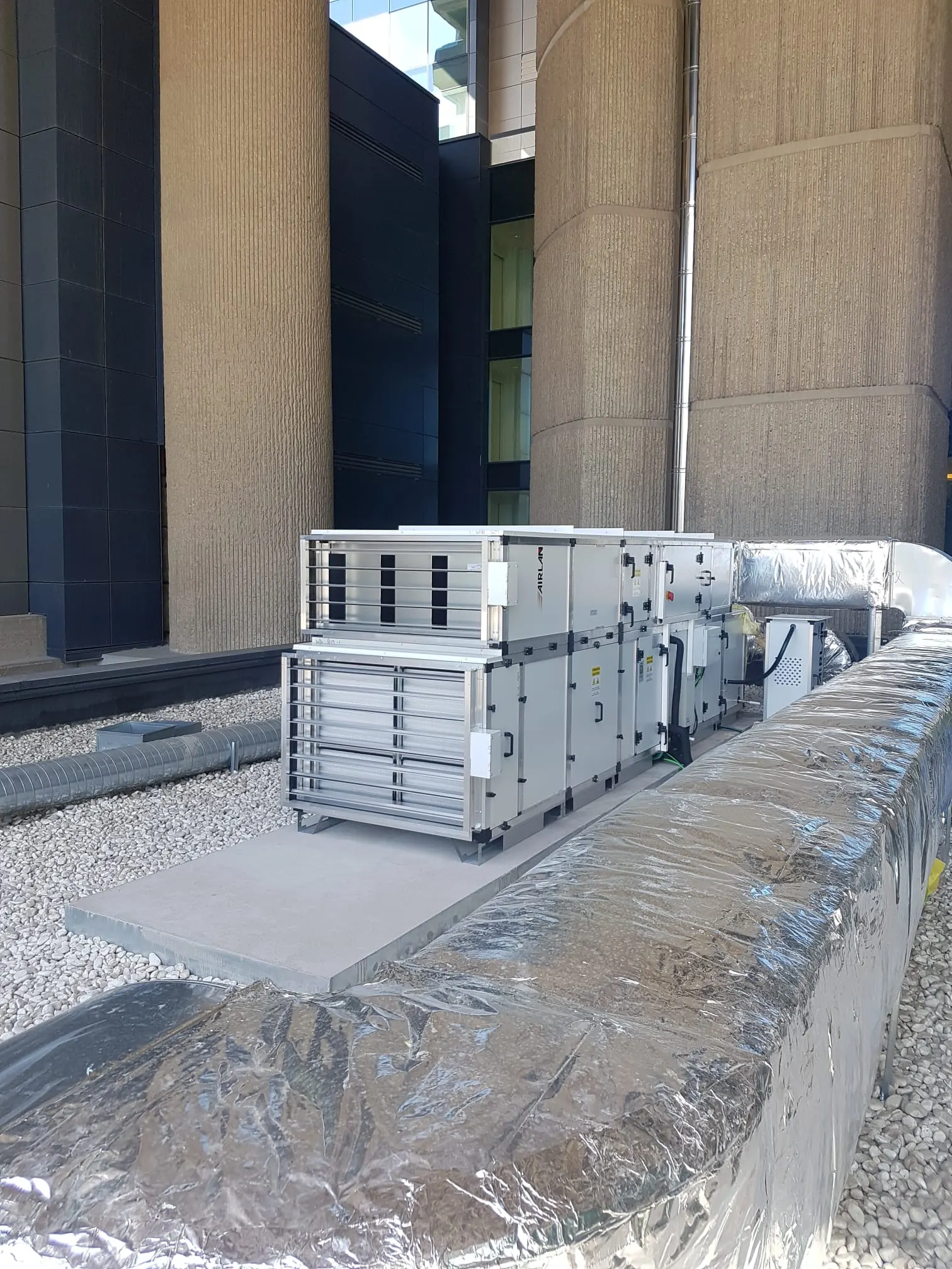 Unidad de tratamiento de aire en auditorio · instalación ejecutada por Tecnnia