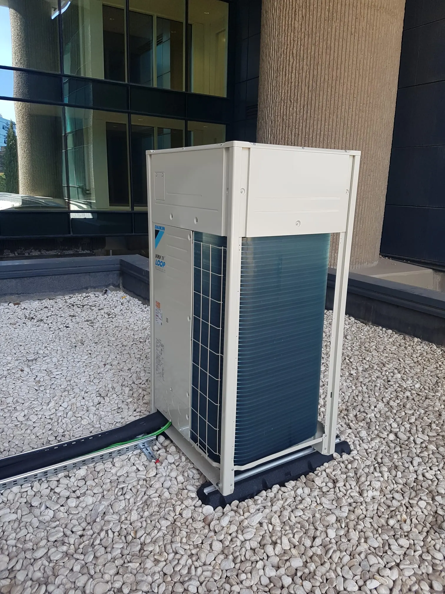 Unidad de tratamiento de aire en auditorio · instalación ejecutada por Tecnnia