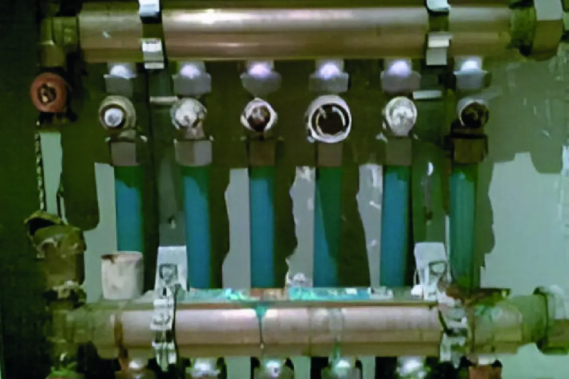 Colector de suelo radiante antiguo y deteriorado, antes de la sustitución